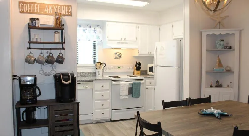 Gorgeous 2 Bedroom Condo - Image 1