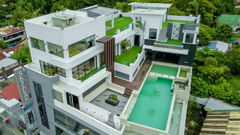 Skyluxe Hotel - Image 1