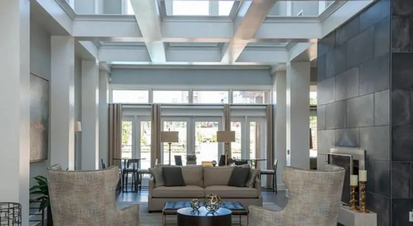 Landing Stylish 1BD Gym Pool - Image 1