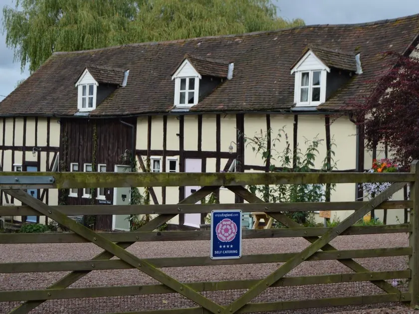 Whitewells Farm Cottages - 7 exceptionally well appointed pet friendly barn conversions set in 10 acres of gardens, fields and woodland suitable from 2 to 24 people with breathtaking views towards the Malvern Hills, Herefordshire and Worcestershire - Image 1