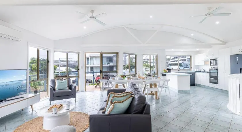 Baia Villa air con WiFi and views of Fingal Beach - Image 1