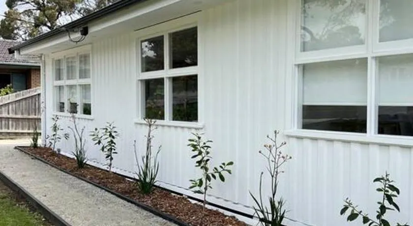 Pet friendly, Family home close to town - Image 1