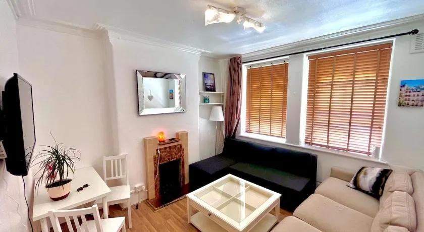 One bedroom flat SW8 - Image 1