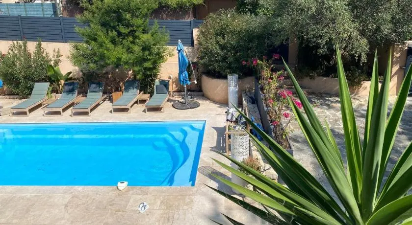 Maison en Provence-Entièrement Climatisée-Piscine Privée-Cuisine Extérieure-Pétanque-15 Minutes de la Plage - Image 1