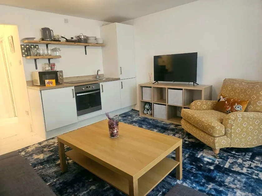 Seaside Haven Coastal Comfort 200m from the Beach - Image 1