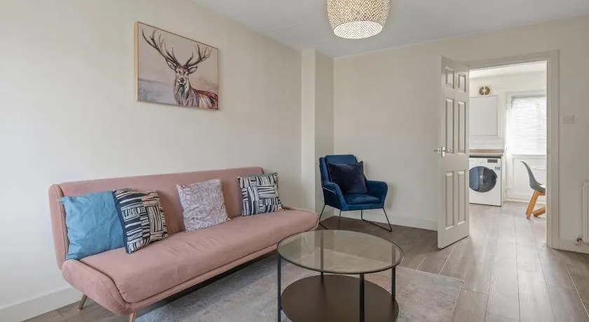 Quiet 3 Bed Home - Near QMC and Uni - Free Parking - Image 1