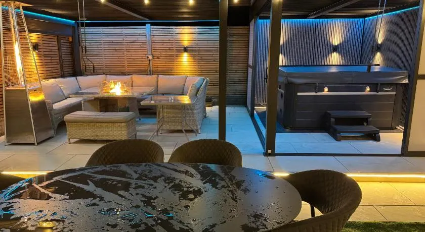 5 Bed Town House With Additional Luxury Hot Tub And Within City Centre And Sleeps Up To 11 With Sky And Netflix - Image 1