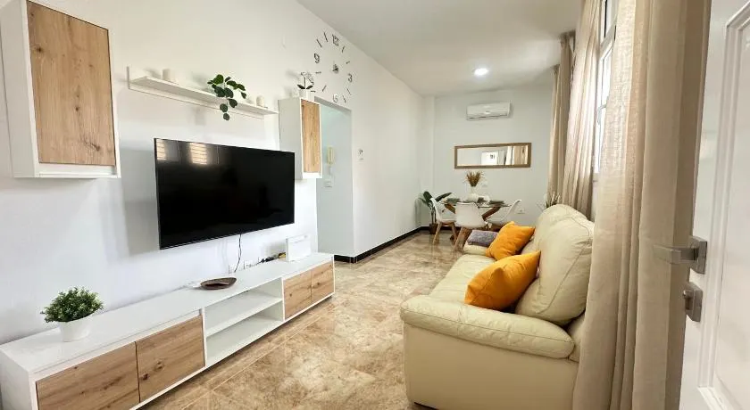 Flat with jacuzzi in suite - Image 1
