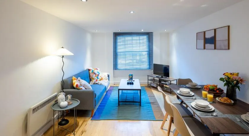 Central Flat-2Bedrooms-2Bath-By FabAccommodation - Image 1
