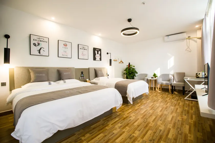 City 118 Selected Chain Hotel (Wanning Xinglong Style Street Nanyang Flavor Store) - Image 1
