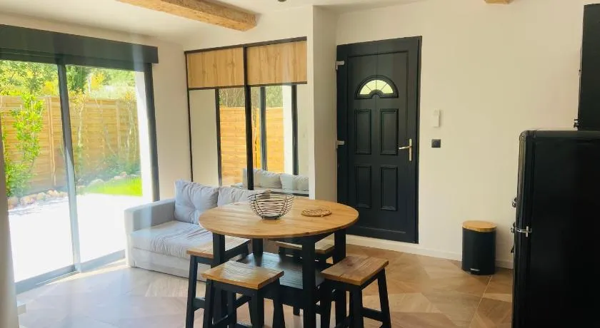 Cosy Lodge Sainte Baume - Image 1