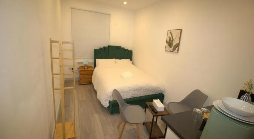AMD Hotel Modern Comfort in the Heart of Sutton SM1 - Image 1