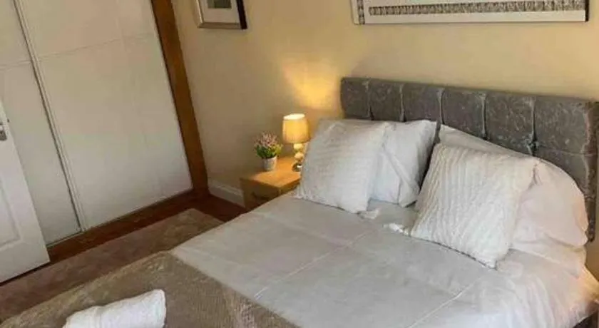 Modern 2 bedroom house with WIFI - Image 1