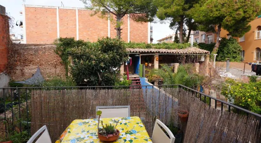 Alojamiento con encanto en planta superior ideal para trabajo y escapadas familiares en Montserrat - Image 1