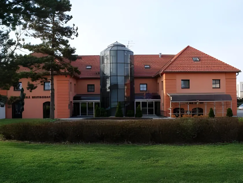 Zámecký Hotel Zlatý Orel - Image 1