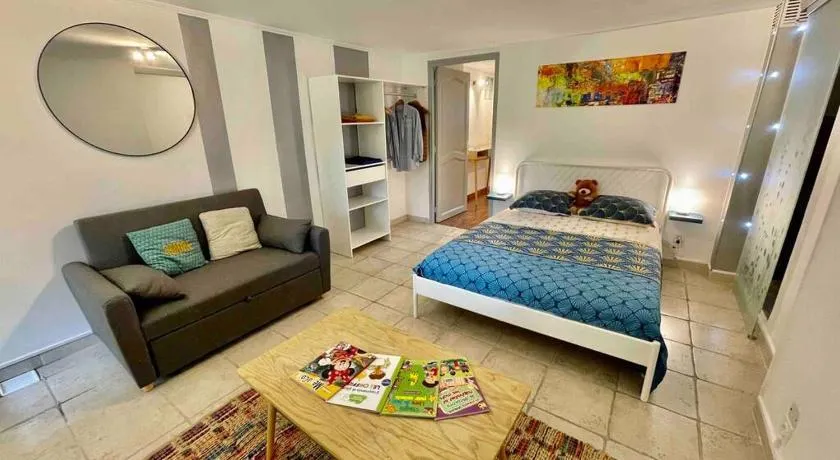 LE JAD Joli F2 proche Gare, Arènes avec terrasse privée - Image 1