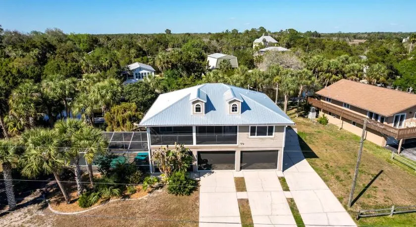 SALT RIVER LOJ Waterfront on canal with dock and lift, private screened POOL and patio areas, stunning sunsets, watch the wildlife wander through the canal, excellent fishing, boat parking, sleeps 9 in 2 kings, 2 queens, 1 twin, 1 dog ok w fee - Image 1