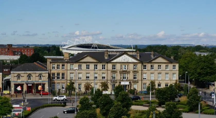 Park Hotel & Apartments - Image 1