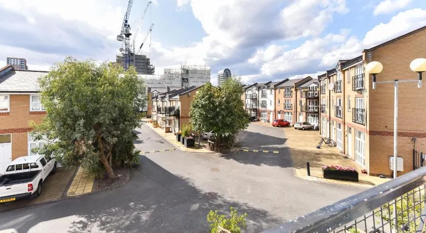 Surrey Quays House - Image 1