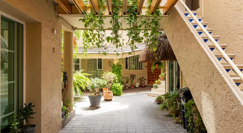 Amazing Complex Near 5th Avenue by Andiani Travel - Image 1