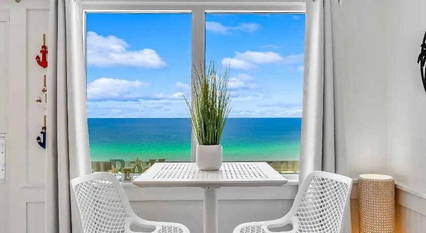 Stunning condo in Pinnacle Port, Panama City Beach - Image 1