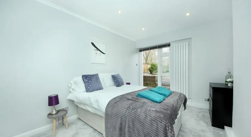 Ealing Garden Flat - Image 1