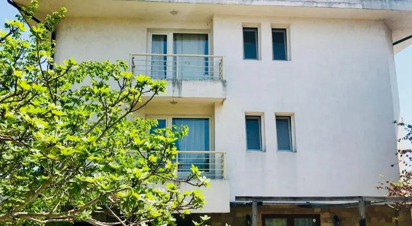 Guesthouse in Chernomorets next to Gradina and Sozopol - Image 1