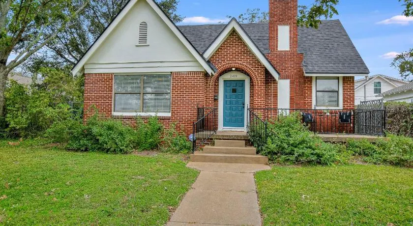 Classy 1927 Uptown Tudor 4 min to Magnolia - Image 1