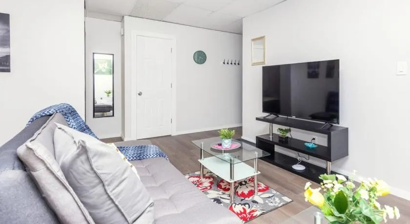 Queen Suite Perfect Location with AC & Heat - Image 1