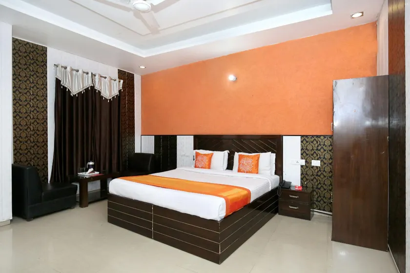 OYO 5026 Preet Hotel - Image 1