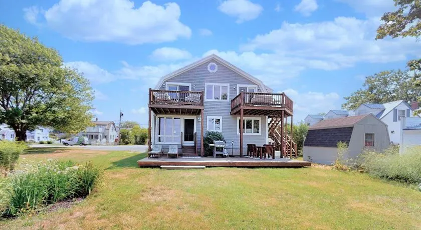 A Wave from it All by Bayley Vacation Rentals - Image 1