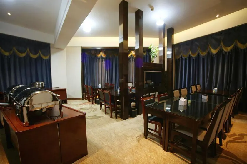 Dongxing Hot Spring Hotel - Image 1