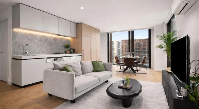 Luxury Sky High Apartment with Pool Gym & Parking - Image 1