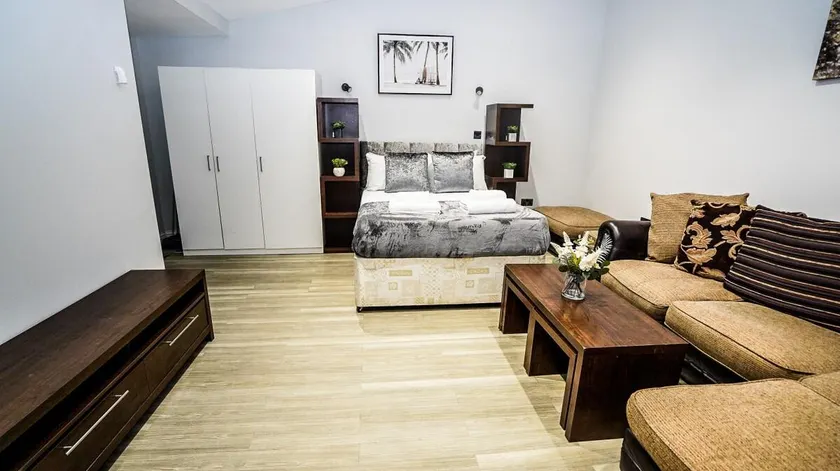 Cozy Heathrow Annex  E2M Stays - Image 1