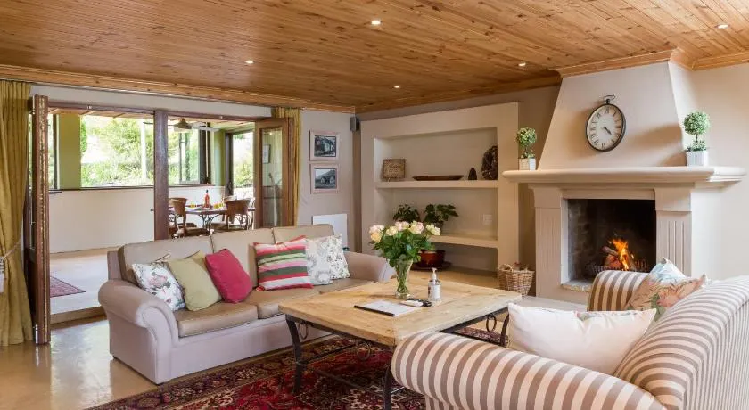 Heuwelsig Farm Cottages - Image 1