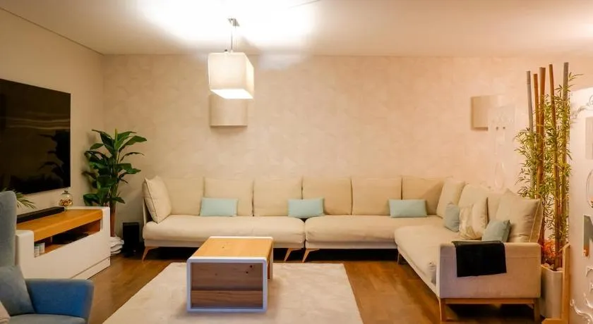 Luxury 2BR Spacious & Stylish with Patio near Metro - Image 1