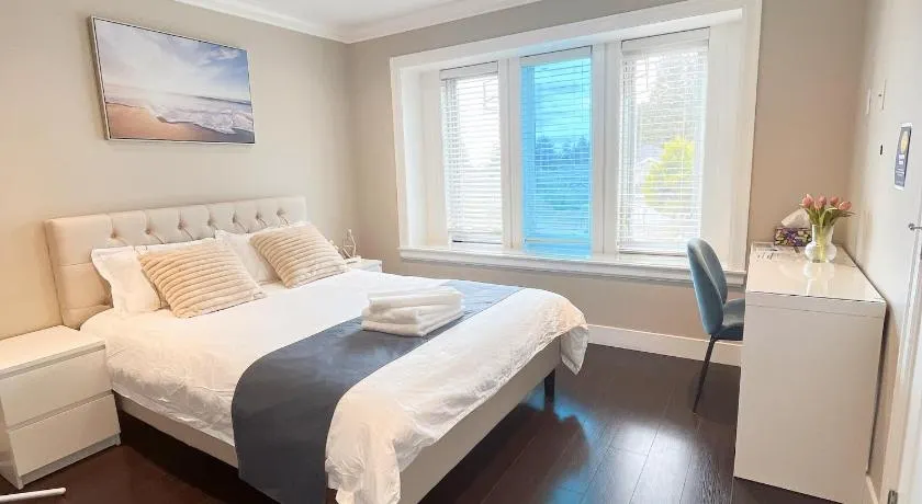 Near Skytrain and QUIET Private Bedroom Ensuite BathRM, Free Wifi & Coffee, Cozy - Image 1