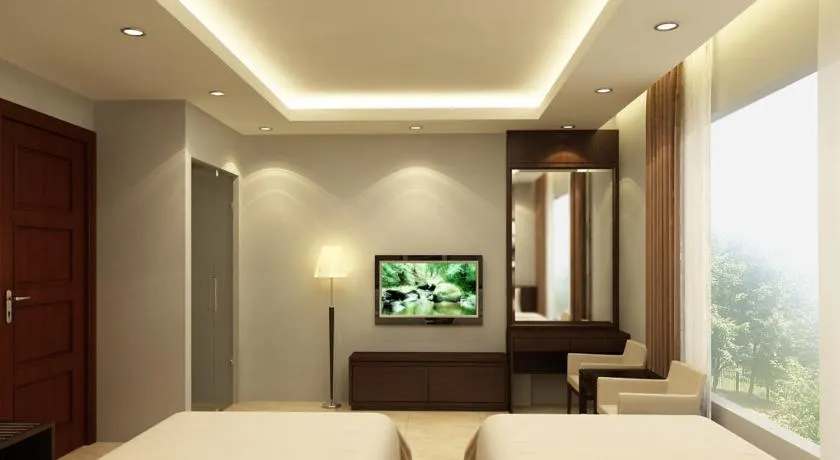Green Hotel - Image 1