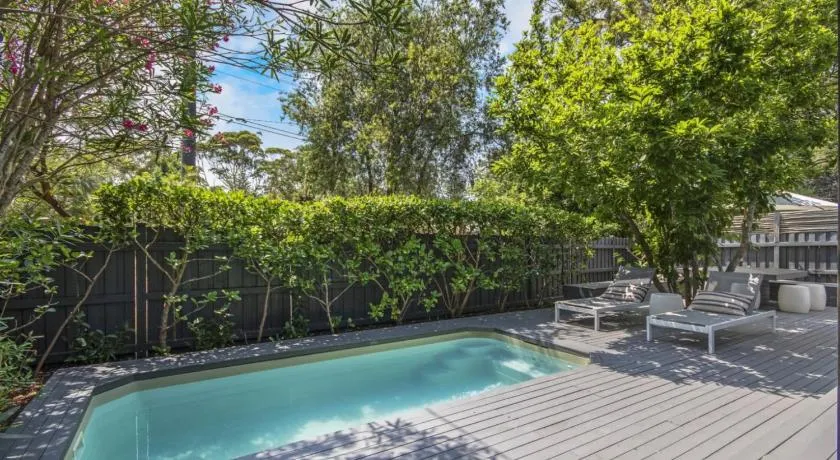 Retro Beach House at Pearl Beach - Image 1