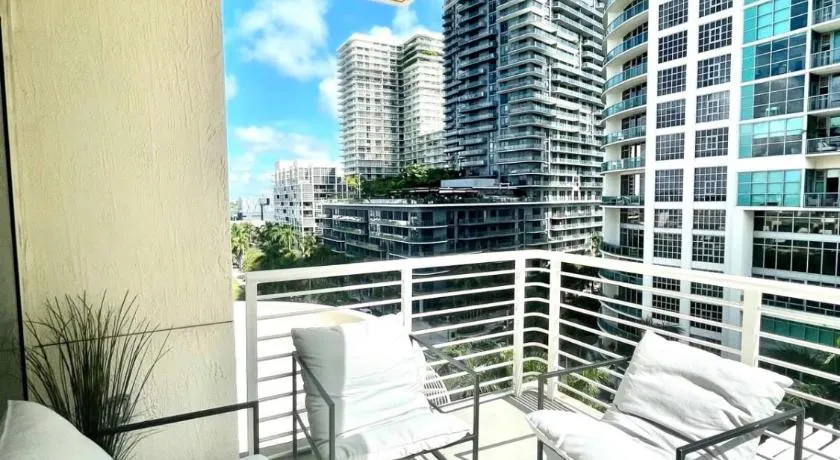City Condo in Midtown Wynwood with pool and parking - Image 1