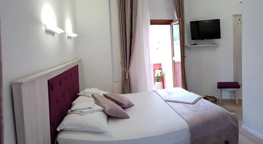 Apis Hotel - Image 1