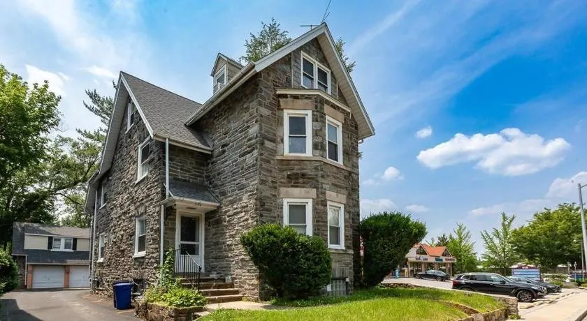 Ground-Level 2B2B Apt in Bryn Mawr w Parking - Image 1