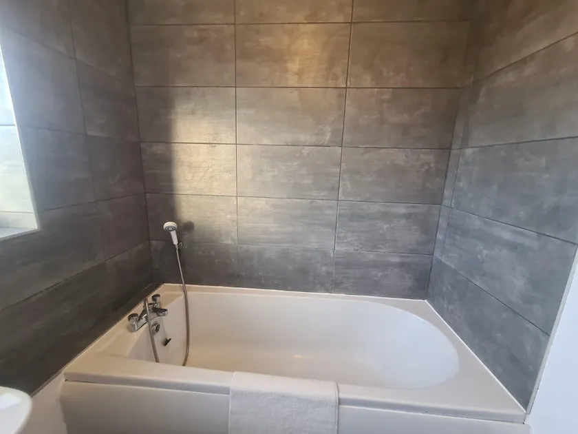 Stylish 3 bed close to Nissan - Image 1