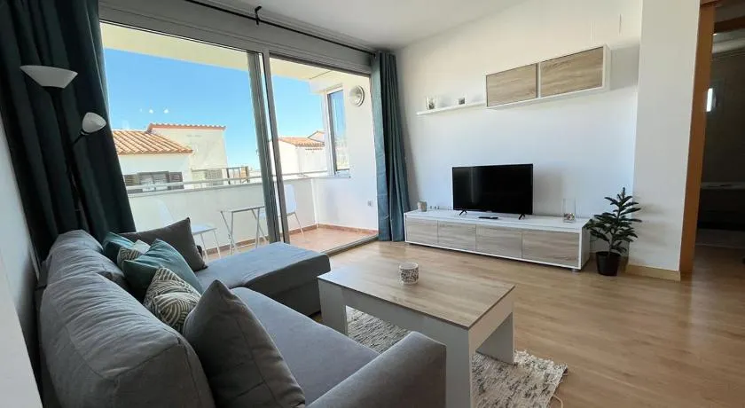 2-bedroom brand new apartment steps from the beach - Image 1