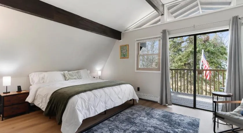 Lake Geneva Cozy Retreat – Game Room, Sleeps 16, Walk to Lake Como - Image 1