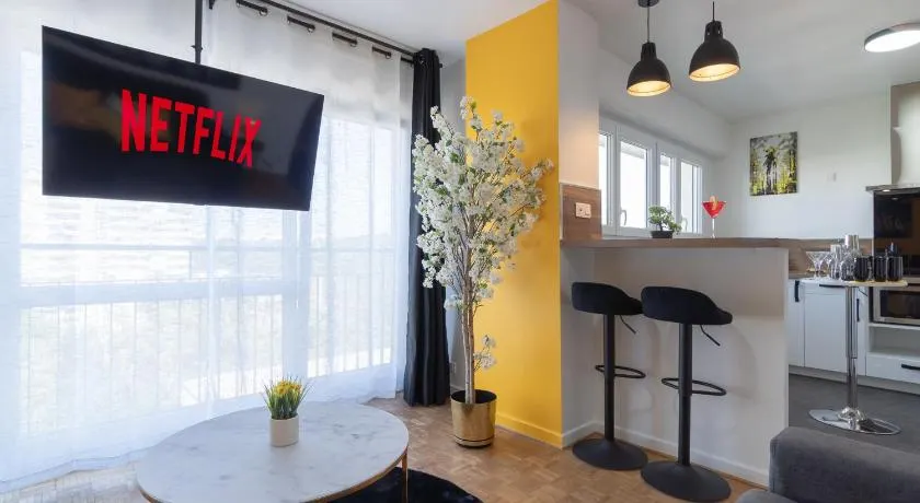 LE CELESTE - HYPERCENTRE PARKING ET NETFLIX GRATUITS PROCHE TRAMWAY ET PARC DE LA TETE D'OR - Image 1