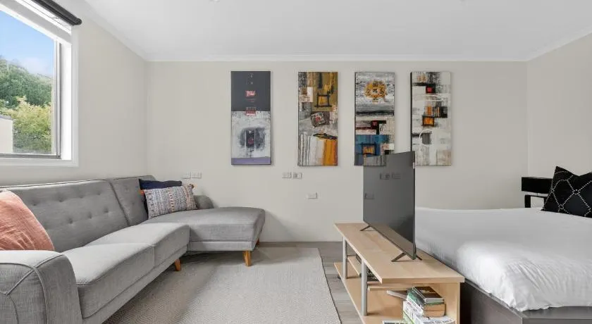 Central Studio with Pool, Gym Access 2mins Walk Beach - Image 1