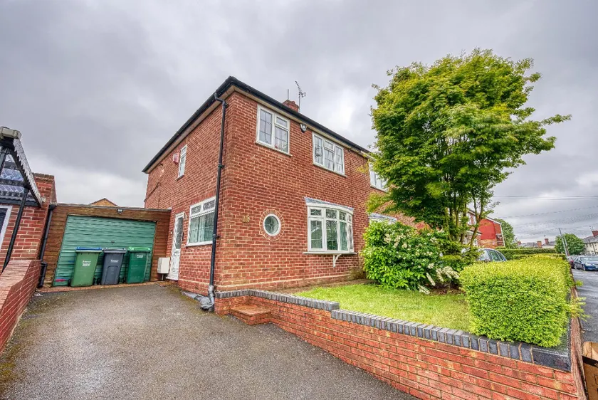 Modern 3 Bedroom 2 Bath House with Parking, Wednesbury, Birmingham - Image 1