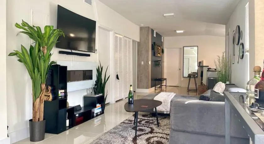 Modern Home w Jacuzzi Near Wynwood-Design District-MIA Airport - Image 1