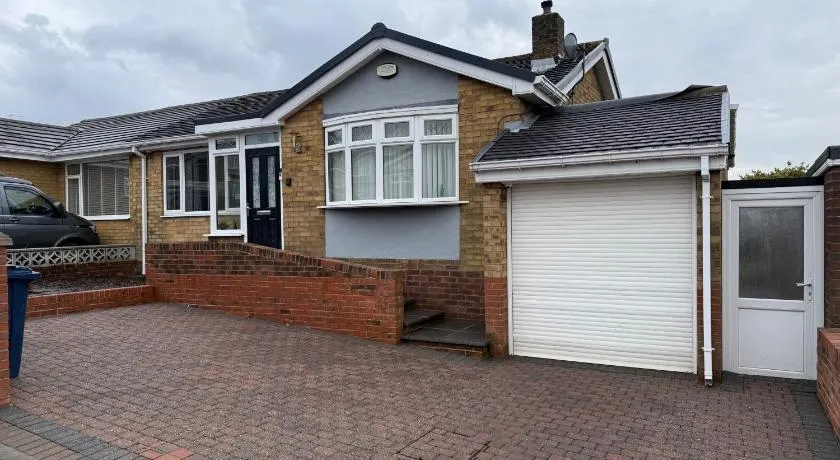 Stunning 2 Bedroom Bungalow - Free Parking - Convenient Location - Image 1